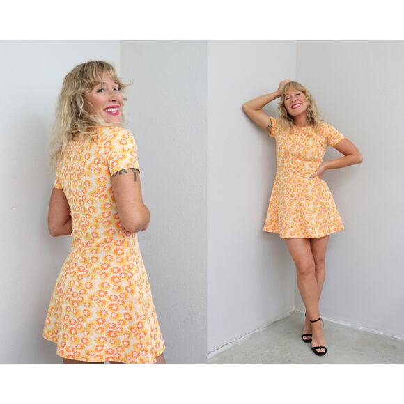 1960's Vintage Marigold Floral Mini Dress ~ Women's XS SM 70's Retro Mod Short - Picture 1 of 10